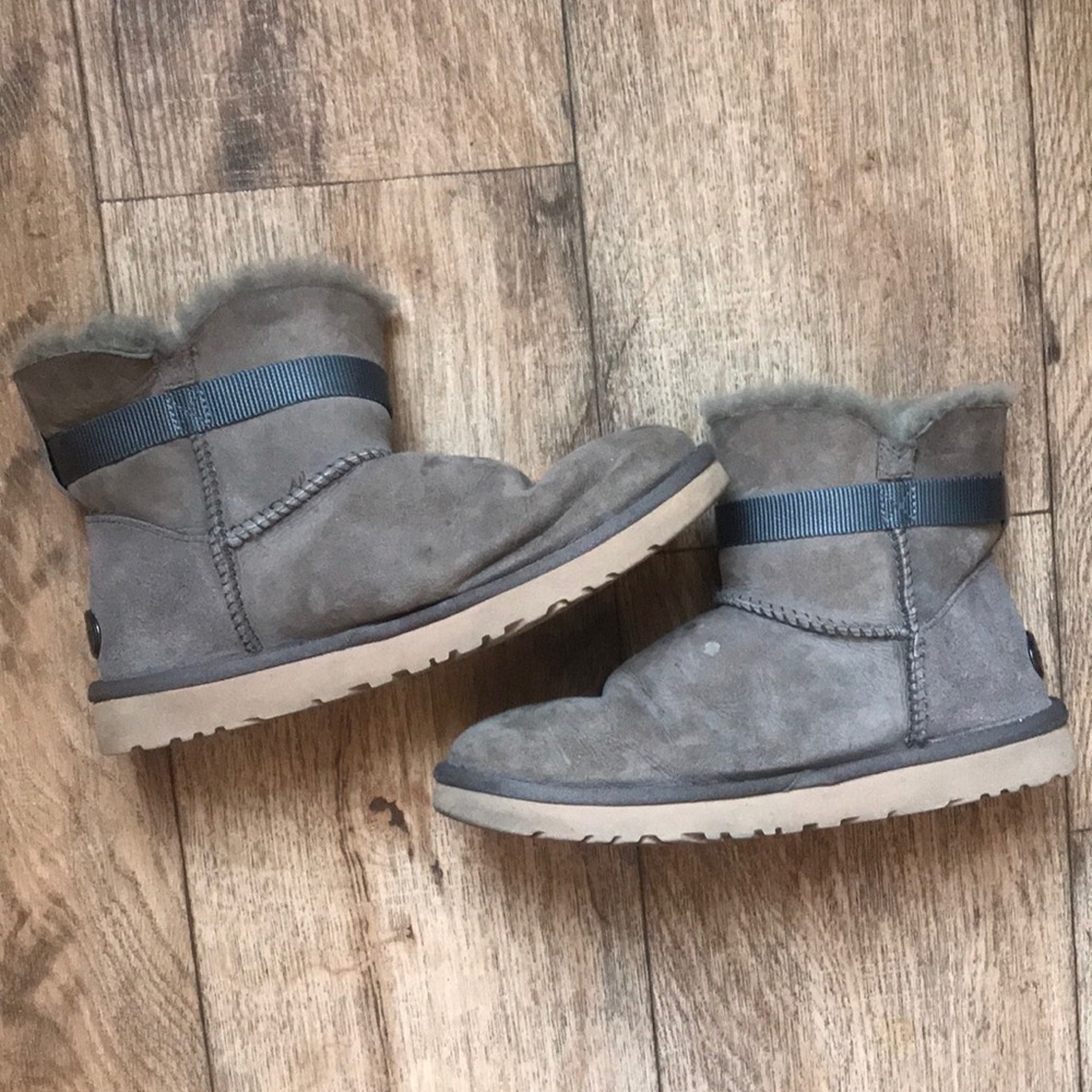 Short taupe uggs with buckle